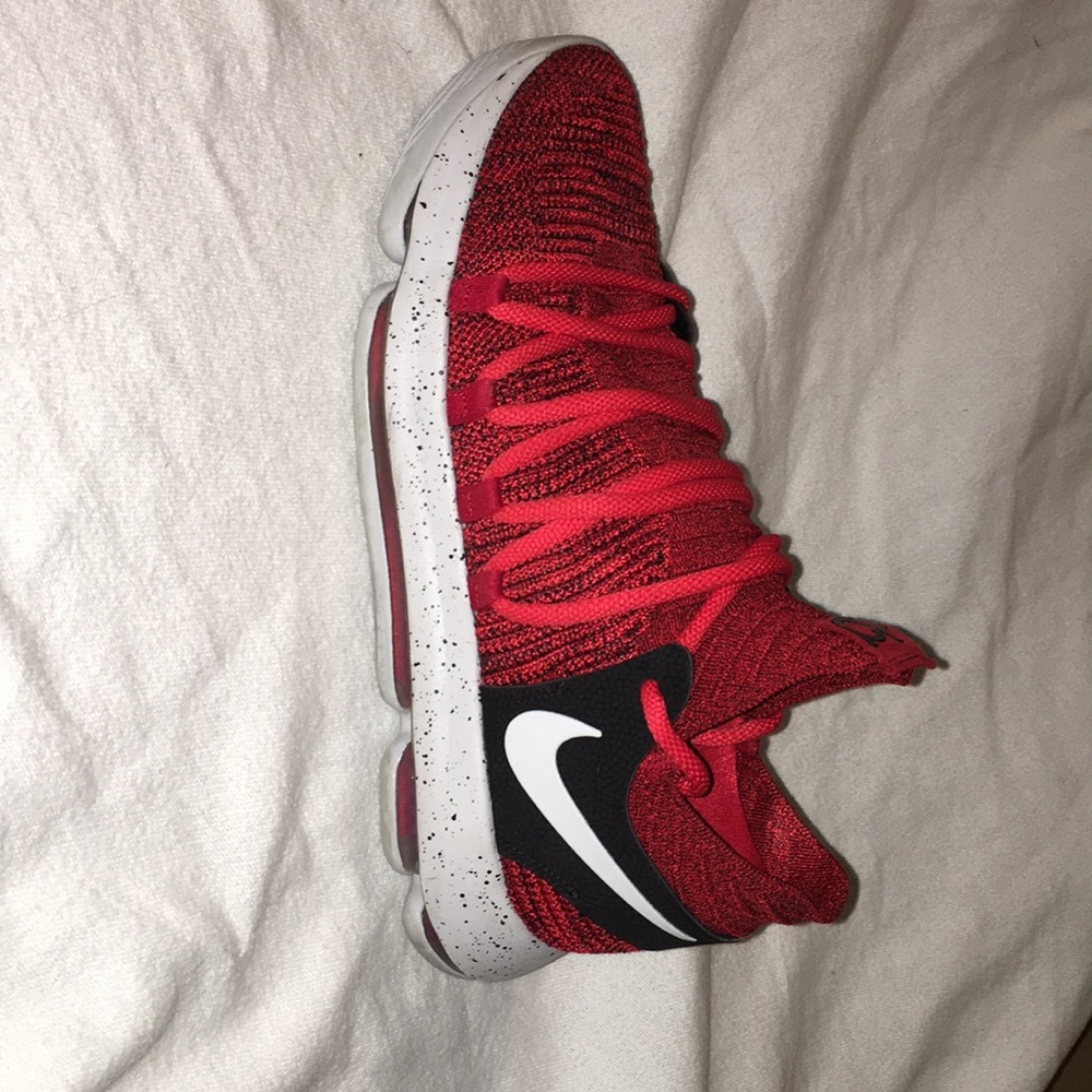KD 10 “University Red”